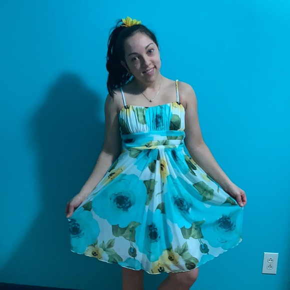 Babydoll dress iz byer. Size small never worn. - Picture 2 of 5